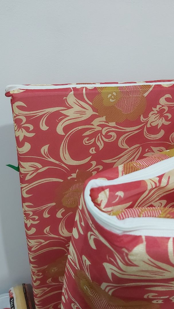 Đệm bên trong với vỏ rời rạc, xiêu vẹo. Vải vỏ bọc nilon, cứng đơ, nóng. Không giống hình