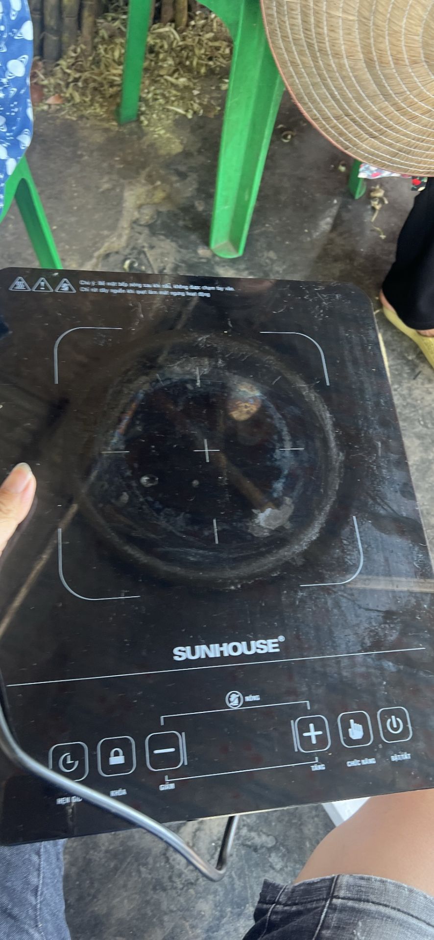 Bếp dùng đc 2 tháng mà hỏng , liên hệ thì k thấy trả lời , xong bắt mang ra quán bảo hành . Giấy thì còn hạn , mà bên baoe hành báo tem hạn 2020 hét hạn bảo hành . Ủa rồi thế đưa giấy bảo hành cho khách chi vậy . Bán đồ j mà ế ẩm , bán bếp năm 2020