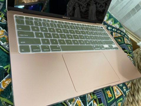 giao hàng nhanh, còn case thì tạm dc, k dc nét như trên ảnh shop, miếng silicon thì màu k giống hình chút nào, mình nghĩ miếng có màu như trong ảnh hết rồi nên shop tự gửi màu khác nhưng nên báo trước với mình thì lúc nhận hàng mình sẽ k thất vọng như vậy.