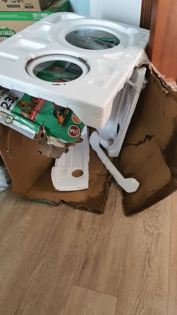 giao hàng vì dịch nên 2 tháng mới đc nhận hàng, hàng nhận đc thì thùng đã nát, hôi thối mùi mắm, sản phẩm thì móp méo, chưa biết có sử dụng đc ko, yêu cầu tiki giải quyết, nhận hàng xong chỉ muốn trả lại