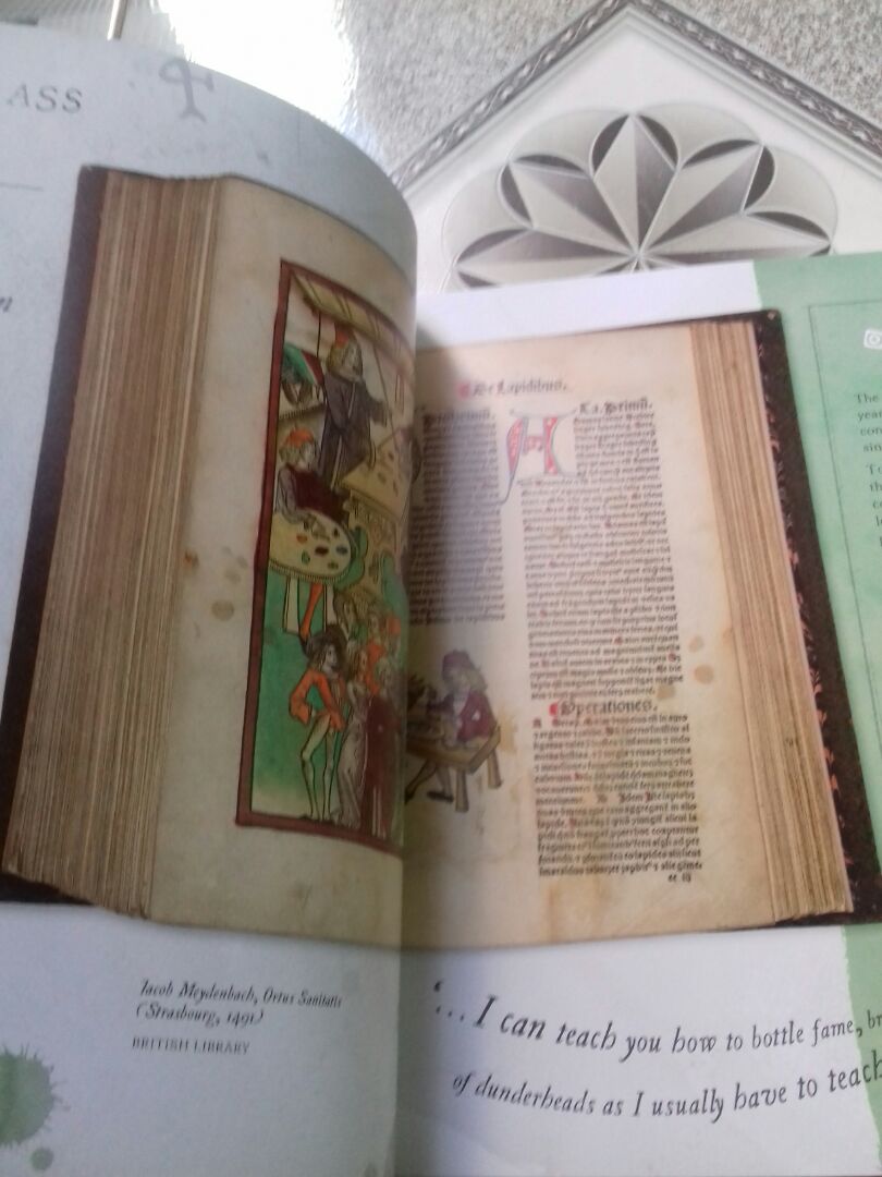 Một cuốn sách tuyệt vời về lịch sử pháp thuật trong Harry Potter và còn được phác họa bằng nhiều hình ảnh vô cùng là  đẹp . Một cuốn kỷ niệm 20 năm của bộ truyện quá tuyệt vời về hành trình lịch sử pháp thuật