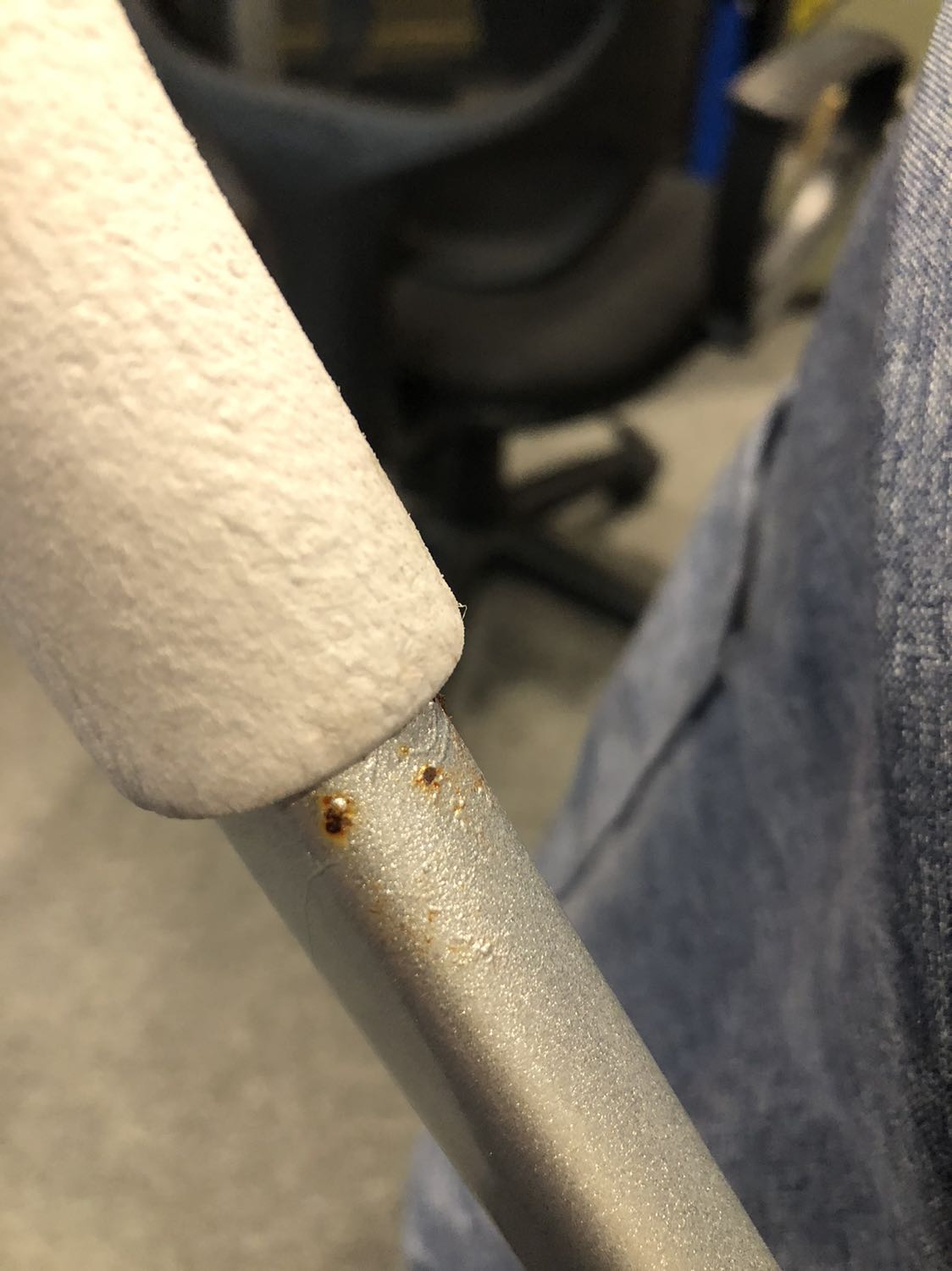 Sản phẩm k dc hoàn hảo, khi tháo các miếng mút che mới thấy dc có chỗ bị bẩn và gỉ set Sản phẩm k dc hoàn hảo, khi tháo các miếng mút che mới thấy dc có chỗ bị bẩn và gỉ set