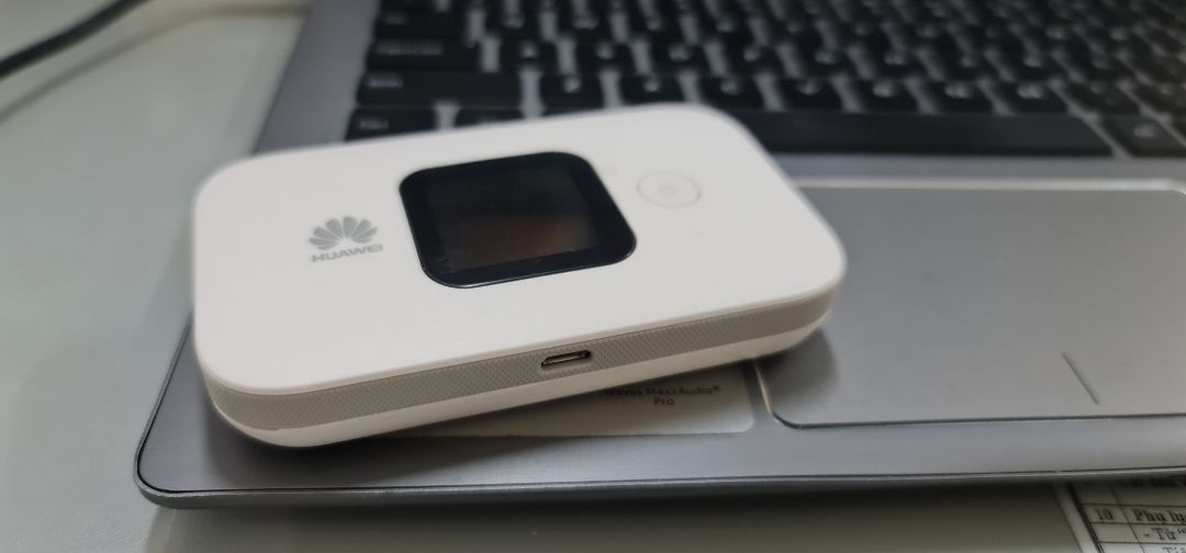 Thiết bị tốt trong tầm giá!
*Điểm mạnh: 
+Kết nối ổn định 
+Tốc độ kết nối tốt (tùy thuộc vào sim và nhà mạng sử dụng) 
+Thời lượng pin dài
+Thiết kế nhỏ gọn, tiện lợi 
*Điểm yếu:
+hơi khó sử dụng do hạn chế về nút bấm(Chỉ có hai nút) 
+Giao diện hiển thị ko xem được tin nhắn về sim nên khó biết được nhà mạng thông báo gì và hết dung lượng lúc nào 
+Pin ko được lâu như quảng cáo 
=>Kết luận: Đánh giá sản phẩm 8/10 nhưng vẫn cho 5* vì shop giao hàng nhanh và đóng gói cẩn thận. Tuy nhiên, vấn đề team Seal bị bóc thì mình cần shop giải đáp thêm