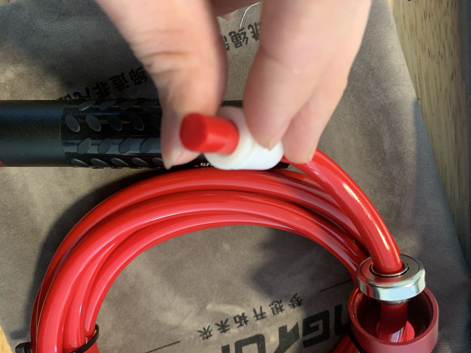 Dây nhảy này chất đấy, độ nặng đủ 460g. Dây silicon đặc, chăc chắn... tay cầm thì bằng nhôm là chủ yếu nhé, có vòng bi xoay nên rất mượt, ko lo bị xoắn vặn.. nhảy 1 lúc mà phê hết 2 cánh tay