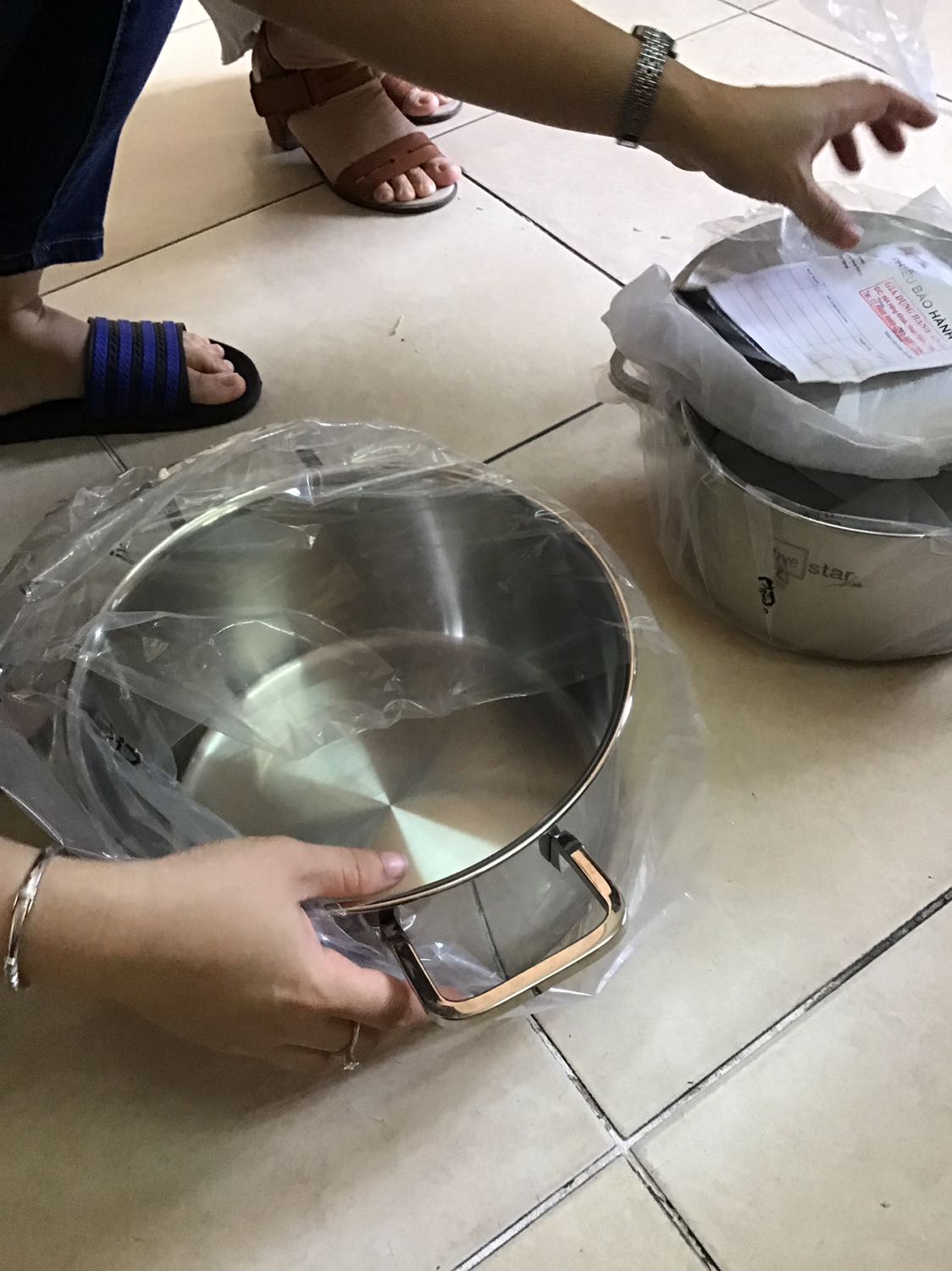 Đóng gói cẩn thận, hàng chất lượng, mình mua cả 3 bộ giống nhau, cho nhà mình 1 bộ, nội 1 bộ, ngoại 1 bộ. Cực kỳ hài lòng, giao hàng nhanh. Đặc biệt xửng hấp nhỏ nhỏ xinh xinh,...