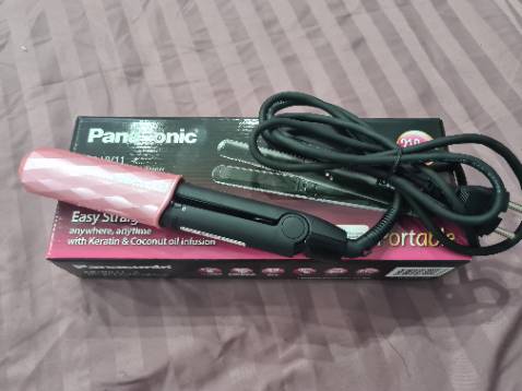 Máy nhỏ gọn và nóng nhanh lắm ạ, tuy chỉ có 1 chế độ nhiệt nhưng bù lại có thiết kế xinh xắn nhỏ nhắn tiện mang theo du lịch và có nắp bảo vệ. Recommend cho mọi người mua đặc biệt các bạn thích sự nhanh gọn lẹ ạ