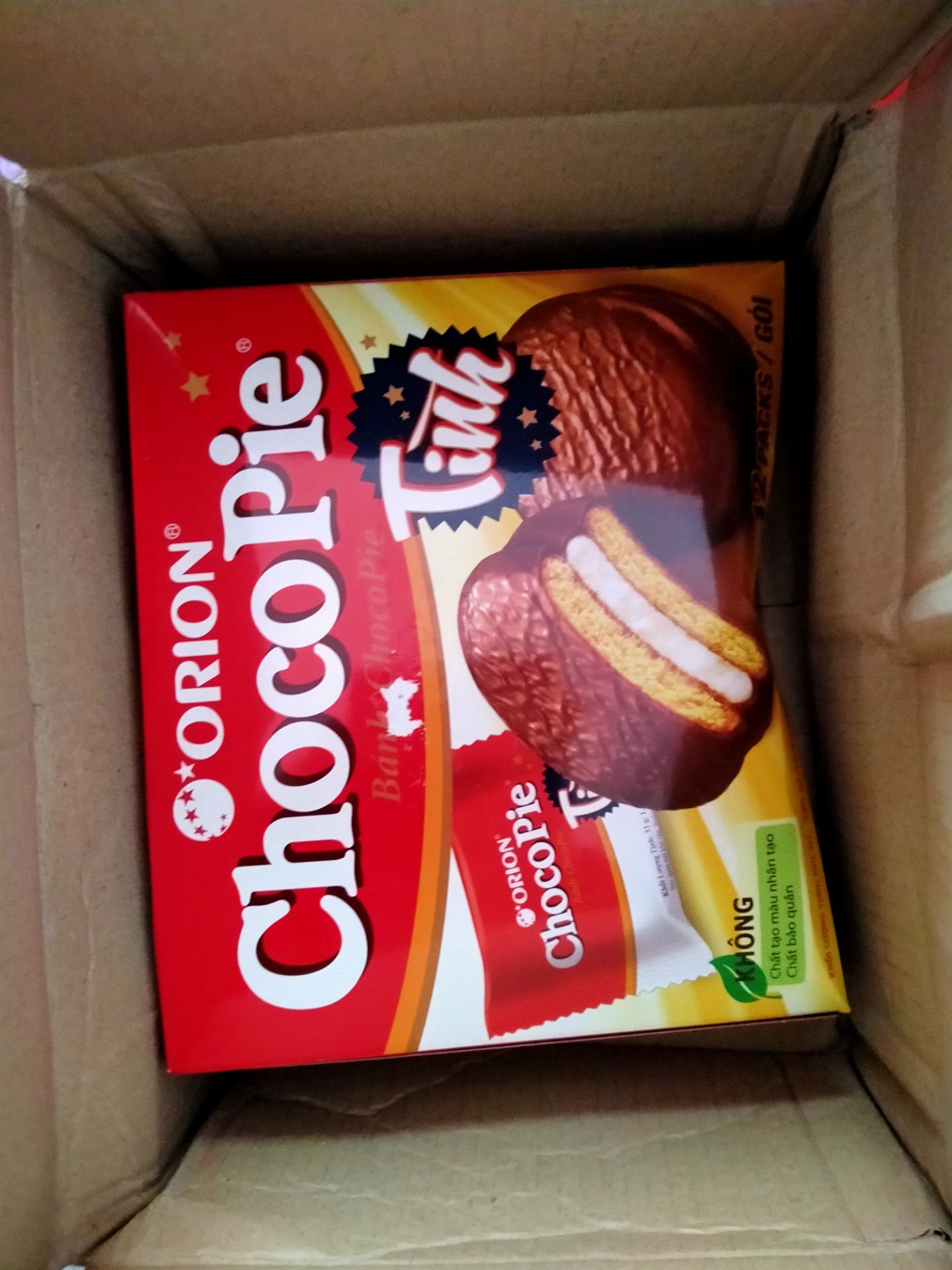 Giao tầm 3 gì đó, lúc nhận hàng hộp bị móp là mình biết bánh có khả năng bị dập. May mà mở ra chỉ móp 1 ít, bánh trong chỉ bị xẹp 1 tí. Hạn thì còn rất lâu, hộp bánh này là hàng mới sản xuất trước ngày mình đặt hàng tầm 1 tuần thôi. Còn bánh thì khỏi nói ngon nhưng dạo này mình cảm thấy vị ngọt đọng lại trong miệng hơi làm lưỡi mình bị ngấy và rát, kiểu ngọt quá. Chắc do lớn rồi không thích ăn ngọt nhiều như ngày xưa.