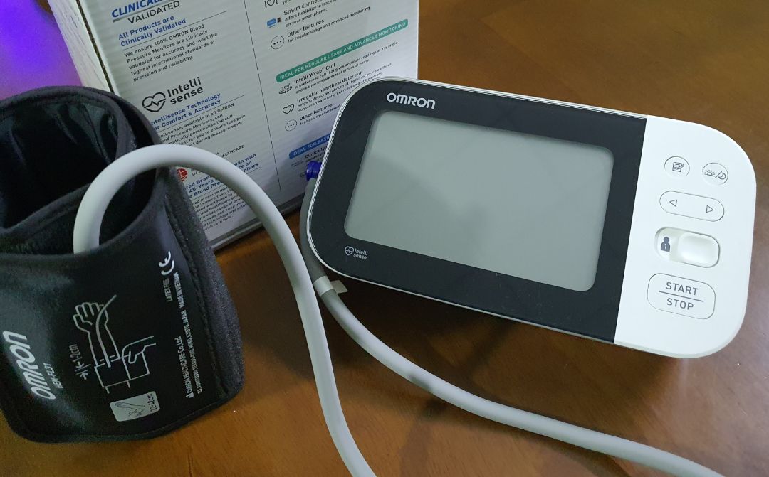 Shop bán hàng cũ. Mua hàng gần cuối tháng 12 mà phiếu bảo hành tháng 11. Khi đồng bộ máy với app thì nó báo đã có thiết bị trước đó kết nối rồi.