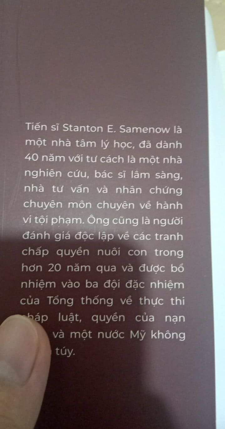 Hay, mới đọc xong cuốn này còn cuốn 2 nữa. Sách có hơi xước nhưng không sao. Về nội dung sách thì giúp ta hiểu thêm rất nhiều về tư duy và tâm lý của tội phạm, có thể sẽ thay đổi luôn suy nghĩ của bản thân đối với tội phạm bấy nay, như việc tội phạm không hề bị ảnh hưởng bởi ba mẹ, bạn bè hay hoàn cảnh, k có lời bào chữa nào là đúng cho tội phạm cả. Sách quá tuyệt vời ???