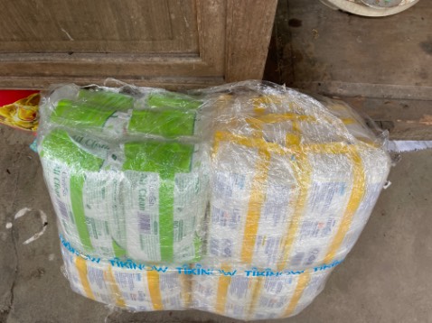 Gói hàng tệ nhất trong các đơn mua ở tiki.giấy ướt mà bọc mỗi nilon,k bỏ thùng luôn.thậm chí shiper mà có ý định móc thì kéo nhẹ mép là lấy dk.(nh shiper chỗ mình quen).
Chưa kể k may mưa gió,ướt,bẩn các kiểu.cũng là 80m nh cảm giác ọp ẹp hơn loại 72m của Huggies.
Chưa bóc xem chất lượng 3 loại khác nhau ntnao nh chủ yếu về lau thôi chứ k xài cho bé.
Sau khi gg các kiểu các thể loại thì 311k cho 6 bịch all fresh,18 bịch vitamin C.tặng 1 bịch aloe