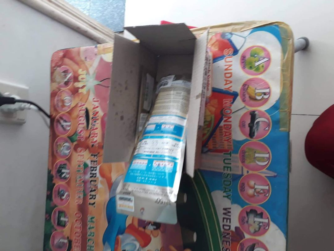 Giao nhanh, đủ quà tặng kèm, mình đặt dùm bạn thôi, theo như nhận xét của bạn thì dòng gel này hơi rít rít không ưng mặt như dòng mild, được cái giá rẻ hơn dòng mild, chất gel đặc hơn nên cũng tiết kiệm hơn nữa. Mình nghĩ ai dùng dòng này mà ở trong Nam nắng nóng nên phủ thêm một lớp phấn cho đỡ rít.