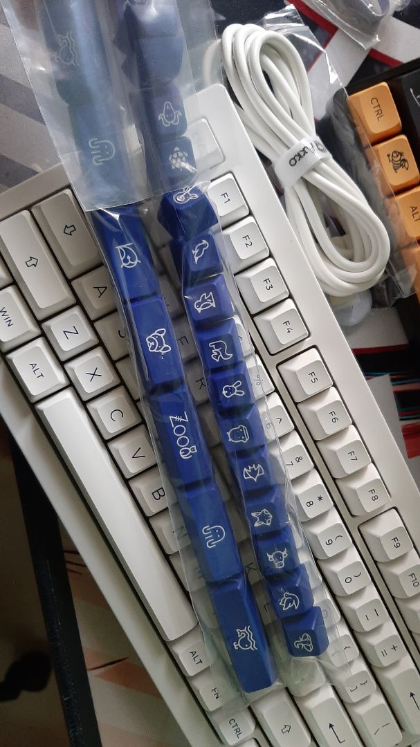 Bàn phím đẹp đúng mẫu, cảm giác gõ êm tai phụ kiện đầy đủ giao hàng nhanh sẽ ủng hộ tiếp