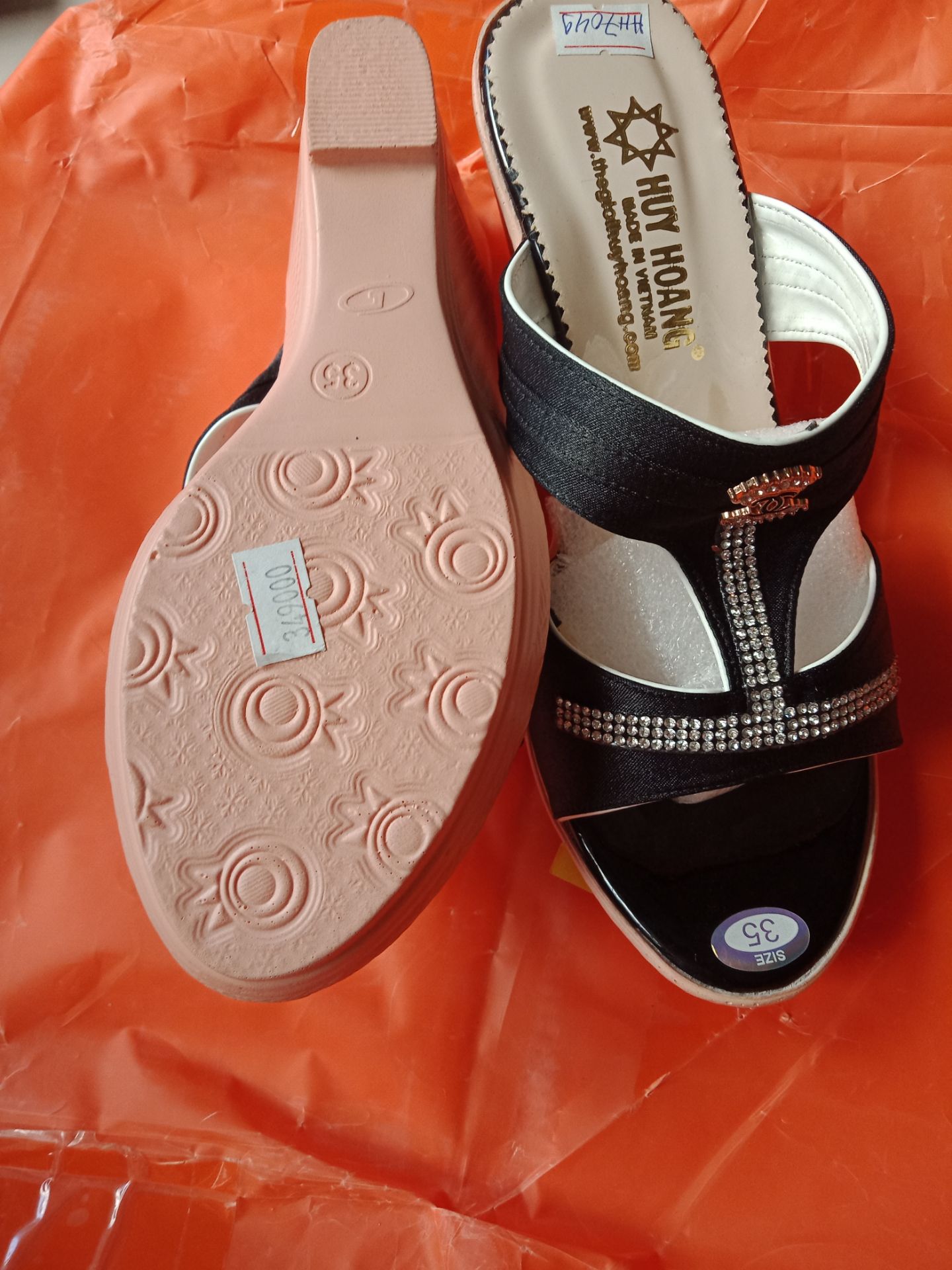 Dép đẹp rất nhẹ, mang không đau chân thử đi vài vòng trong nhà rồi thấy rất ổn