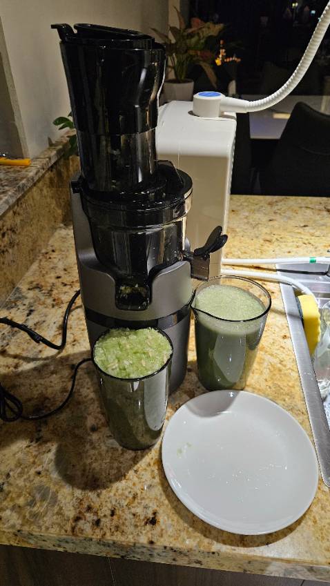 Máy hoạt động rất êm và mạnh, ép bã khá khô. Vệ sinh máy cg dễ, thank shop.