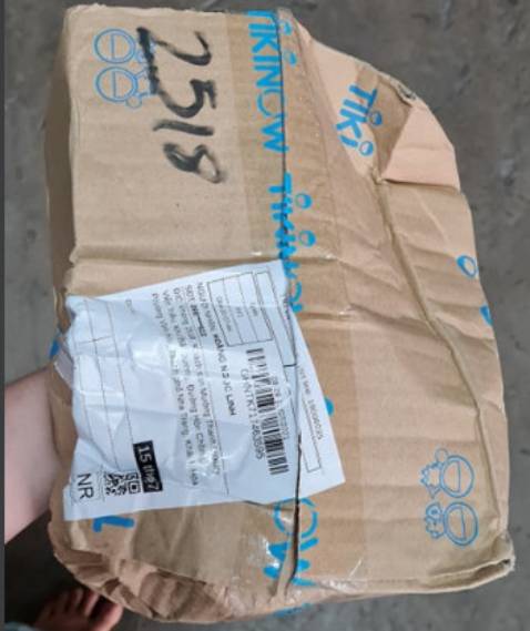 - Về sản phẩm và nhà bán hàng: Mình từng sử dụng loại bình này của L&L rồi, thấy tốt nên mua cho bạn dùng. Sản phẩm thì không có gì để chê, dung tích lớn, quai xách chắc chắn, giữ nhiệt tốt. Nhà bán hàng chuẩn bị hàng và gửi cho đơn vị vận chuyển cũng khá nhanh. Hàng được đóng trong hộp của L&L và hộp của TIKI.
- Về đơn vị vận chuyển: Tuy đã mua hàng trên TIKI nhiều lần, nhưng đây là trải nghiệm tệ nhất mình từng có, và lỗi hoàn toàn thuộc về đvvc. Mình đặt hàng ngày 12, hàng đóng gói xong và chuyển cho đvvc ngày 13, nhưng đến ngày 20 mình mới nhận được hàng (sau khi đã liên hệ TIKI để hối thúc). Hình thức kiện hàng thì các bạn nhìn hình sẽ rõ, rất đáng thất vọng luôn. Cũng may là còn hộp của L&L bảo vệ sản phẩm, nếu không thì hông biết cái bình sẽ móp méo tới cỡ nào nữa. Mong TIKI làm việc lại với đối tác vận chuyển GHN để khách hàng không có trải nghiệm tệ như mình.