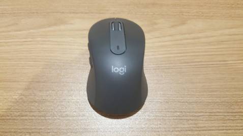 Lâu nay tôi hay dùng các loại chuột không dây của Logitech, vừa rồi để quên mất chuột M590 nên mua M650 dùng. Chuột nhỏ nhắn vừa tay tầm trung, nhạy, chính xác & rất êm không có tiếng ồn click. Bao bì đóng gói hàng thì hơi xấu, chắc là do Shop IT CHÍNH HÃNG tự đóng gói 🤣🤣🤣