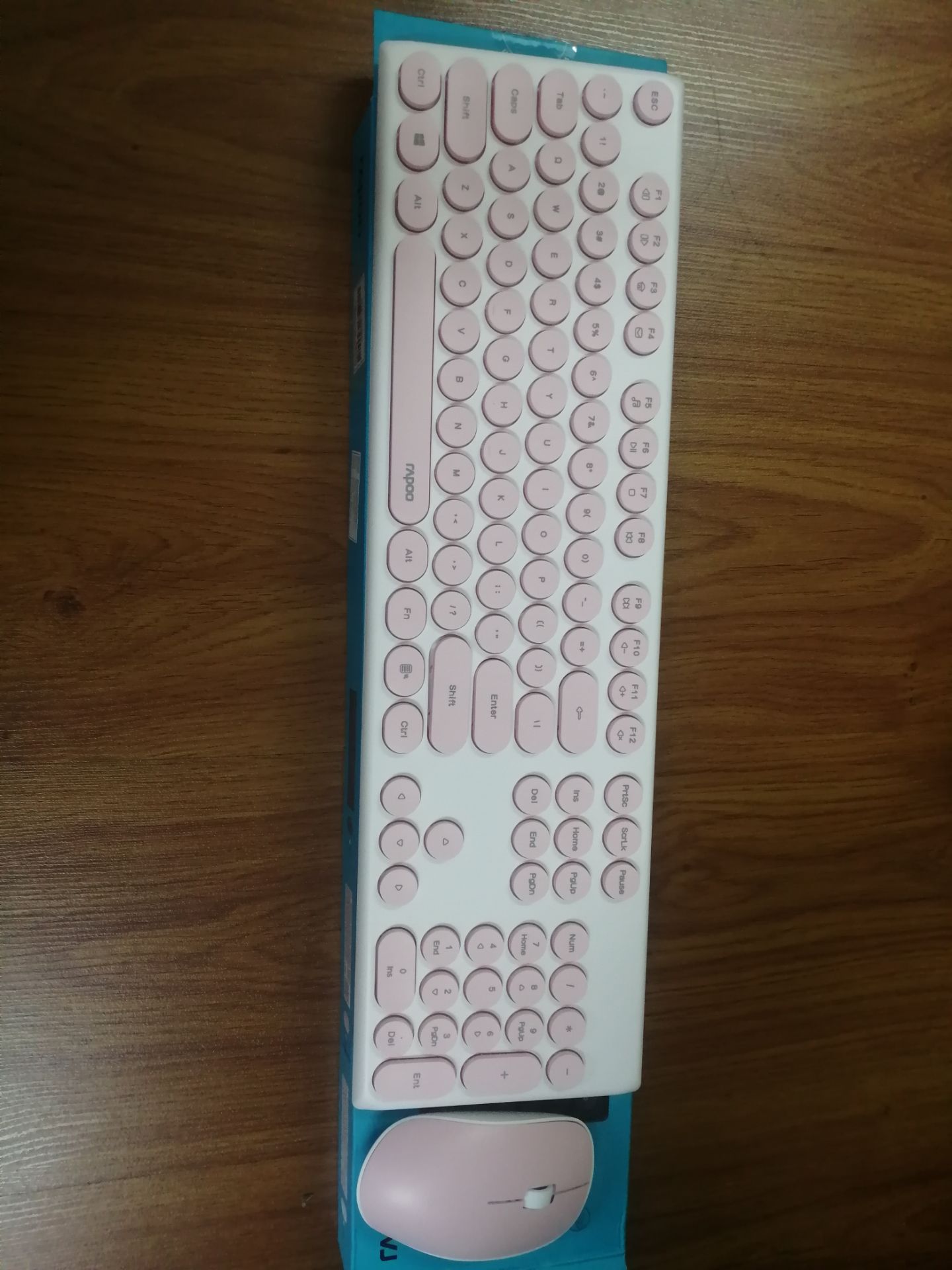 Bàn phím và chuột hình thức đẹp, hàng chính hãng, shop đóng gói cẩn thận, giao hàng rất đúng hẹn