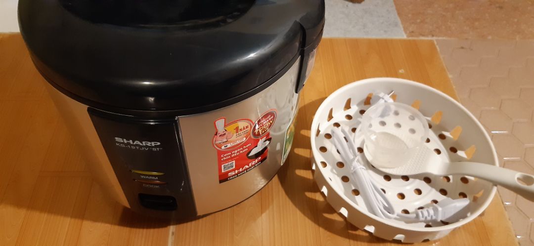 Mình đặt ST mà bên shop giao lộn loại khác. Khi đổi lại thì chờ hơn lâu. Ko có nồi nấu cơm nên phải ăn mì gói trừ cơm mấy ngày :))))
Nay nhận được nồi cái là bỏ gạo vô nấu ngay ?Cơm nhanh chín, hấp cũng nhanh chín. tại mình nấu ít gạo hay sao mà thấy có cơm cháy.
Giá thành rẻ, mẫu mã đẹp.