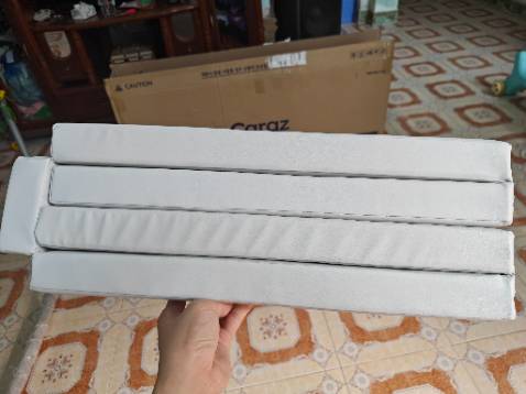 Thật sự phải nói rằng thảm quá xịn xò luôn! Chất liệu thảm dày dặn, cực kỳ đàn hồi và rất an toàn cho trẻ nhỏ. Mình không thấy thảm phát ra tiếng khi bé chơi đùa, điều này thật tuyệt vời cho những ai lo lắng về sự ồn ào khi bé hoạt động.

Bề mặt thảm còn được thiết kế chống trơn trượt, giúp cho thỏ nhà mình thoải mái bò và tập đi mà không cần lo lắng về việc trượt ngã. Mỗi lần bé vui vẻ chập chững những bước đi đầu tiên, mình lại thấy ấm lòng, tự hào và yên tâm hơn nhờ độ an toàn của thảm.

Một điểm cộng lớn nữa là thảm có thể gấp lại một cách dễ dàng khi không sử dụng, cực kỳ tiện lợi cho các bậc phụ huynh. Khi không cần dùng đến, mình chỉ việc gấp lại và cất gọn gàng, tiết kiệm không gian cho ngôi nhà.

Thảm chơi xếp gọn của Caraz vừa đẹp mắt mà còn cực kỳ chất lượng và tiện dụng. Mình thực sự rất hài lòng với sản phẩm này và khuyên các bậc phụ huynh nên thử cho bé yêu của mình!