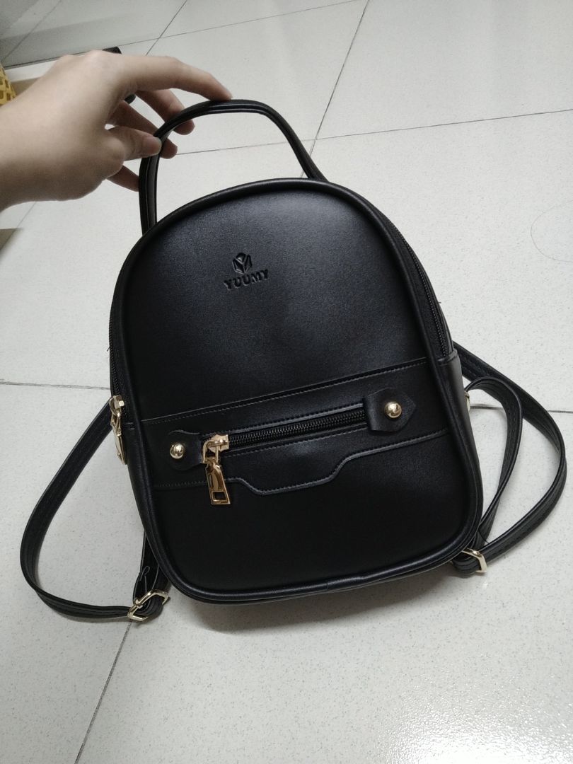 Balo nhỏ xinh, da P.U mềm, khoá và các khoen vàng sáng bóng, nhìn sang. Tuy nhỏ nhưng đựng được kha khá thứ và vừa quyển sách cỡ trung, có túi nhỏ bên trong và có lót lịch sự.