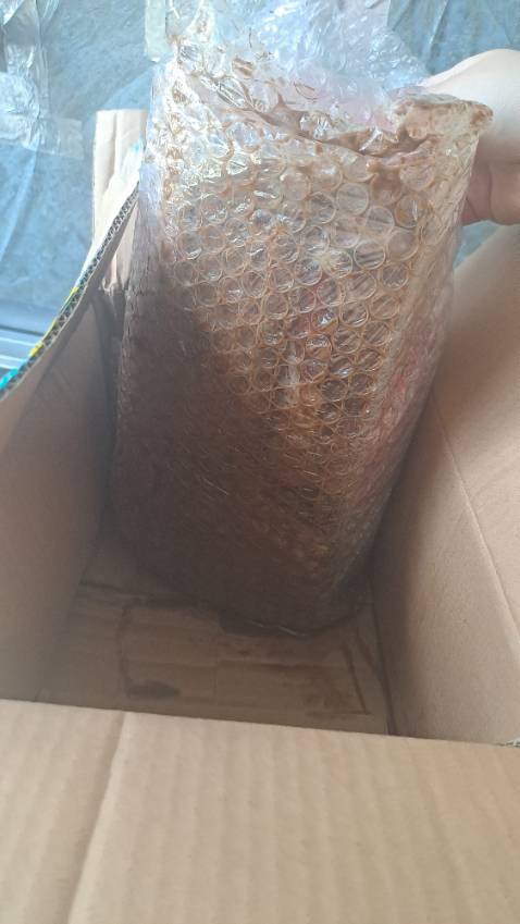 Hộp đóng gói móp méo, quà tặng cafe bị chảy nước