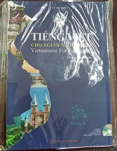 Sách hay có thể tự học, các bàn giảng được sắp xếp từ dễ với độ khó tăng dần theo từng chủ đề. Có kèm đĩa CD giúp nghe hiểu. Tình huống thực tế, sách màu hình ảnh đẹp, chất giấy đẹp. Giao hàng nhanh, đóng gói cẩn thận.