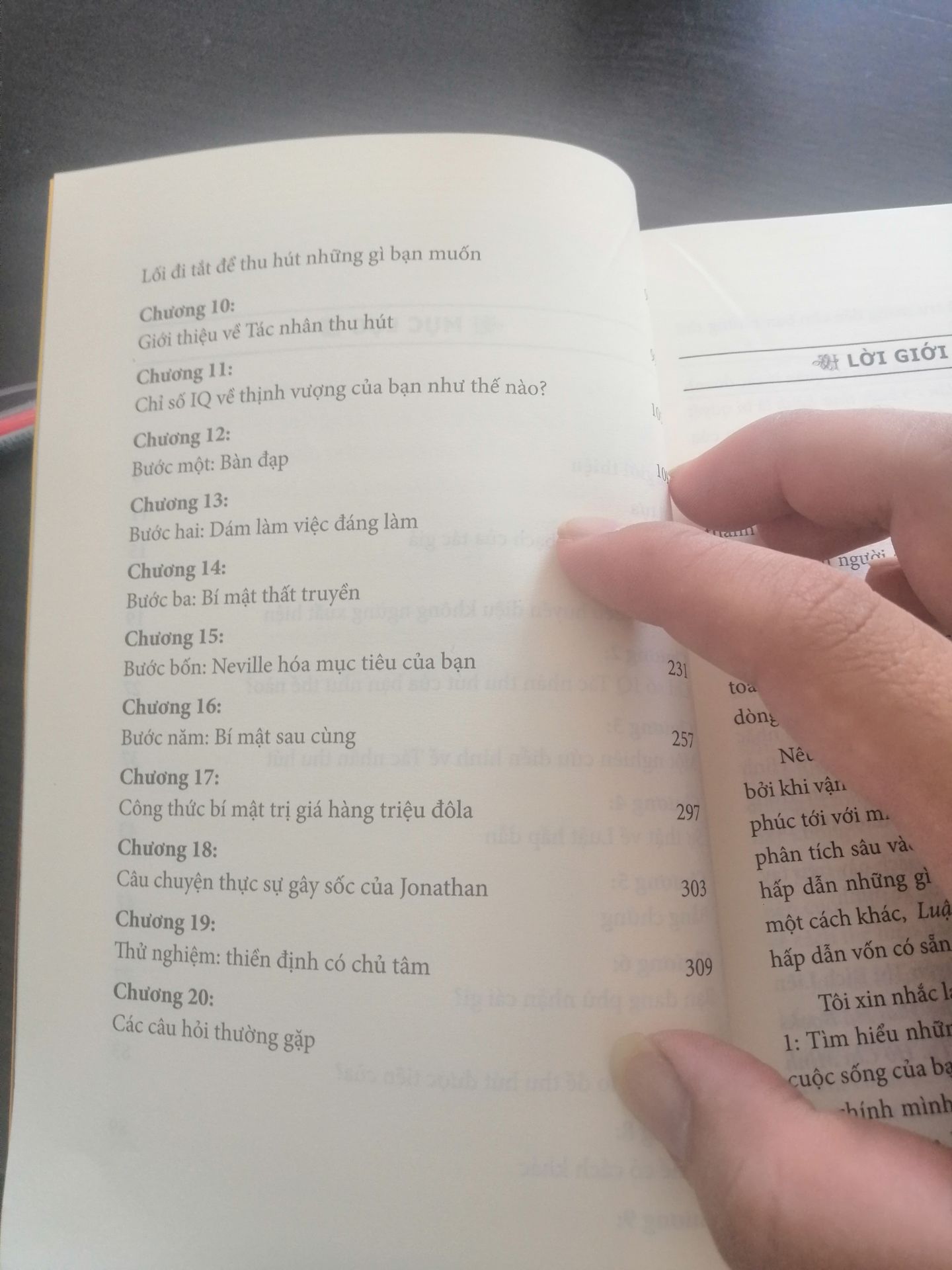 Mình đặt TIKINOW, giao hàng rất đúng giờ.
Sách viết về LUẬT HẤP DẪN có hướng dẫn thực hiện rất rõ ràng và chi tiết để thực hiện nhưng mình khuyên cách bạn nên đọc Ngừoi Nam Châm trứơc khi vô cuốn này, để có sơ sơ kiến thức về luật hấp dẫn rồi mới thực hành.