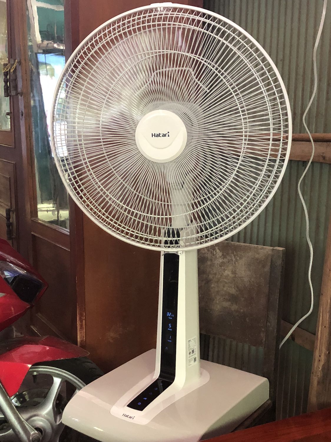 Quạt đẹp mọi thứ ổn hết trừ việc công suất quạt không được mạnh, mức 1 và 5 không quá khác biệt. Quạt không ồn nhưng không mát lắm. Còn lại ổn áp nhé. Hy vọng xài bền.