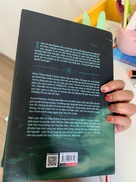 Một tác phẩm phải nói là rất lôi cuốn. Đã mở trang đầu tiên là sẽ phải đọc cho đến trang cuối cùng mới chịu thôi vì sự khao khát muốn biết sự kiện tiếp theo. Có những bộ óc ưu việc, những con người tài năng, những khao khát, đam mê, và cả sự ích kỷ vây lấy họ. Đọc để cảm, để ngẫm về cuộc sống, để thấy được rằng: Tình cảm là thứ đáng trân trọng, nhưng nó nên được giải bày, để đối phương có thể dễ hiểu và dễ cư xử hơn nếu nhỡ không thể đáp trả theo ý muốn của mình. Có thể tự do là chính mình trong một mối quan hệ, cùng nhau phát triển bản thân tốt hơn trong một mối quan hệ, và cùng lo lắng, sợ mất nhau trong một mối quan hệ-hẳn đây chính là tình yêu đúng đắn. Chúc mừng cho tác giả đã để lại một tác phẩm giá trị nhân văn, khiến mọi người biết cách nhìn lại bản thân và sống tốt hơn ngày hôm qua.
Một quyển sách đáng đọc. Các bạn thử đọc và có những cảm nhận riêng nhé!