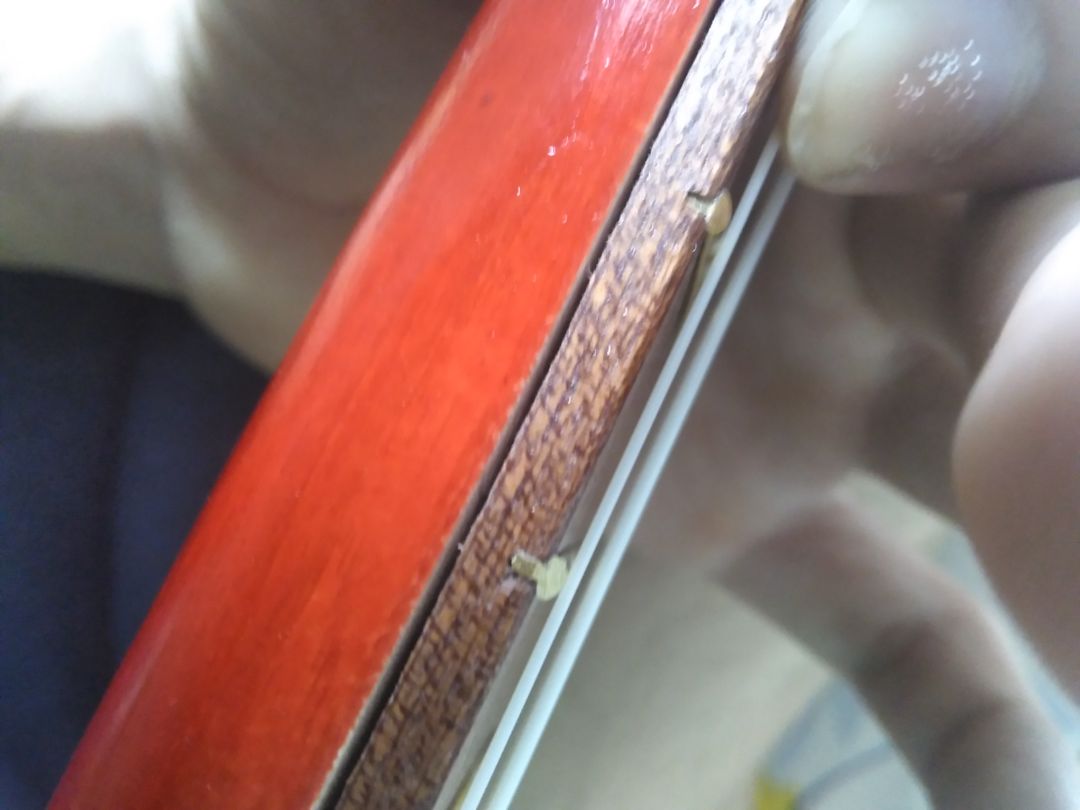 đàn đểu thực sự, lệch tùm lum, dây thì chỉnh tý là chán, hợp âm thì bấm dây thì rè