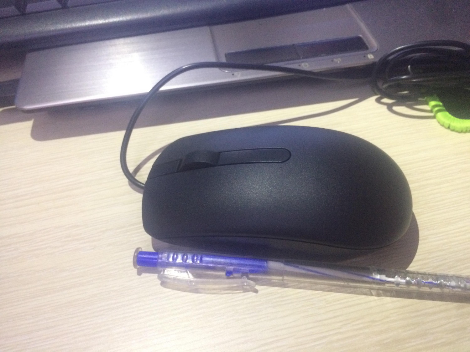 Mình đã mua và sử dụng con chuột này khá lâu rồi nên mới viết phản hồi, cá nhân mình thấy chuột dễ sử dụng, lướt êm và đặc biệt là nó to nên lúc di chuột thuận tiện hơn. Chuột này lướt trên bàn làm việc ko cần đế cũng nhanh. Nói chung ai đang phân vân nên mua chuột nào thì mua con này an tâm.