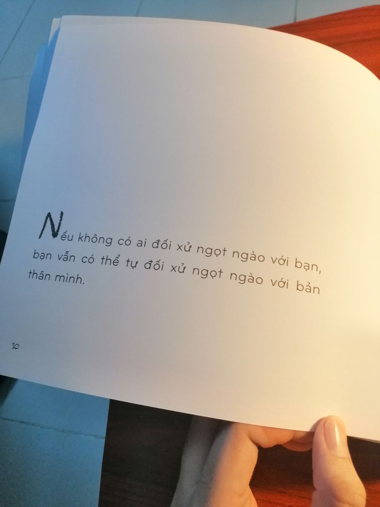 Giao nhanh, đóng gói cẩn thận. 
Sách có bìa xinh xỉu, hình vẽ rất dễ thương. Có những câu qoutes rất ấm áp. Đây là một cuốn sách rất thích hợp để xã stress, tự an ủi bản thân mỗi khi mệt mỏi.