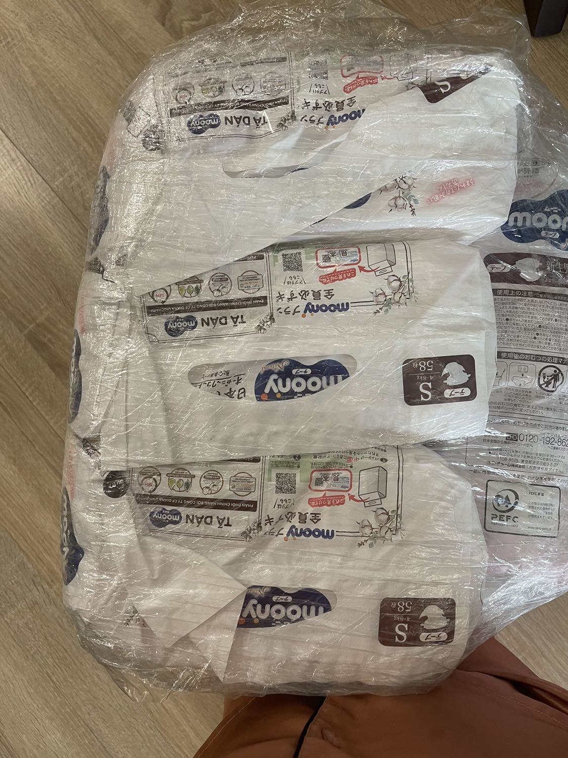 Mình đặt 2 combo (4 bịch tả) size newborn dưới 5kg cho bé sơ sinh,mà shop giao có 1 bịch đúng size còn 3 bịch sai size,3 bịch size S bé sơ sinh sao mặc vừa.