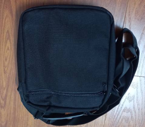 Túi nhỏ gọn mà nhiều ngăn, túi mới mở ra mà mùi thơm dễ chịu, đường may thì siêu chắc nè. Nhỏ xinh cho bé nhà mình đi học thêm nè.