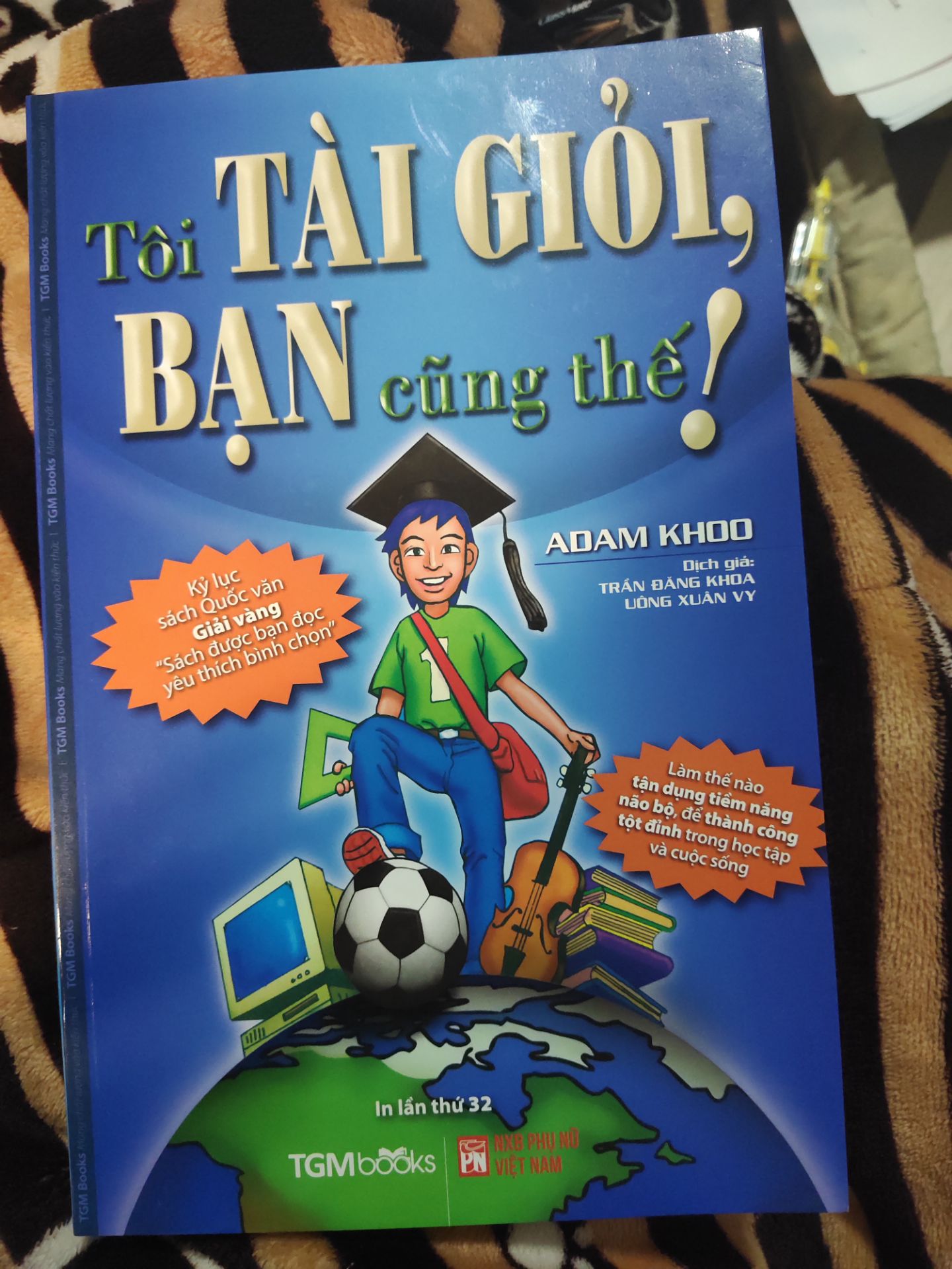 Giao hàng đúng ngày, sách đc giao đến k bị móp hay hỏng, k có hiện tượng các trag dính lại với nhau. Giấy sờ thik, k bị khó chịu khi lật. 
Về nd thì sách nói rất dễ hiểu, dễ thực hành, cs nhiều hình minh họa cute và có cả bài tập thực hành. 
Ncl rất đáng mua.
