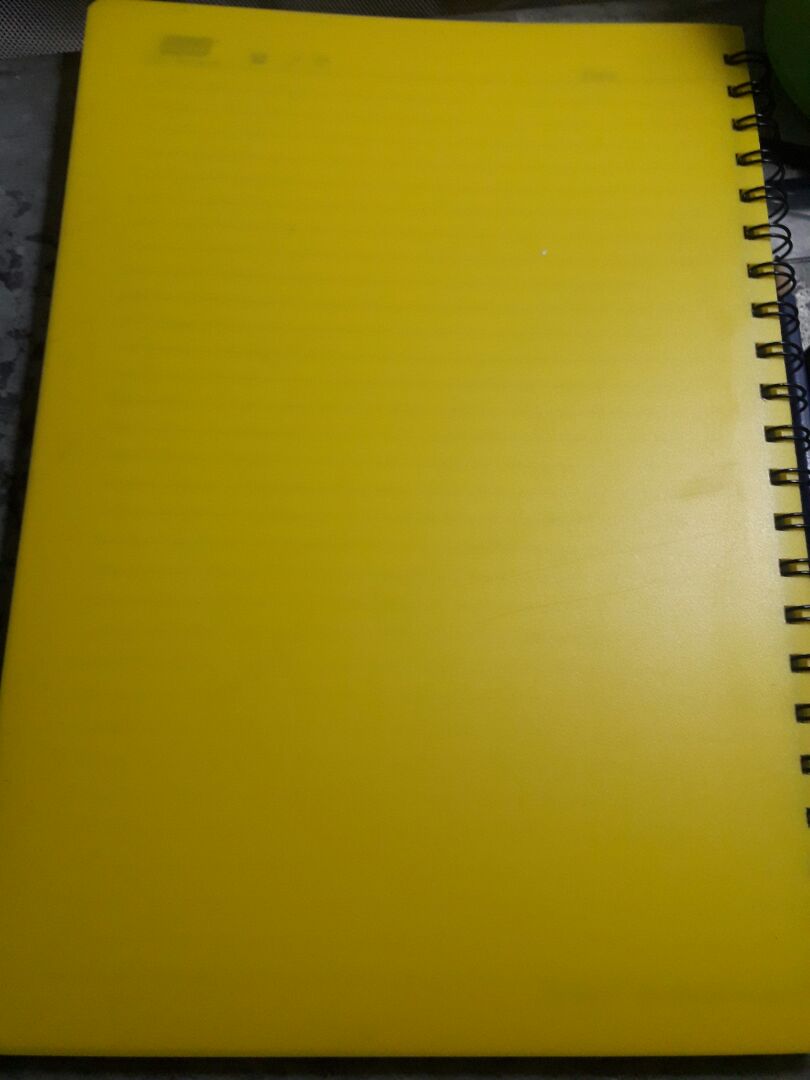 Sổ to, mẫu mã tạm ổn. 
Bìa trước là bìa giấy cứng, bìa sau là nhựa trong. Nhưng có vẻ đã bóc giấy bóng ra làm gì rồi đó, bìa trước phần màu đen bị xước, bìa nhựa đằng sau thì bị lem nhem vệt đen như nhọ, lau bằng khăn ướt sạch. 
Bìa ghi ĐL 70, giấy mỏng, dòng kẻ và các ký hiệu bên trong màu xanh lá, dùng bút hightlight bị in qua trang sau.