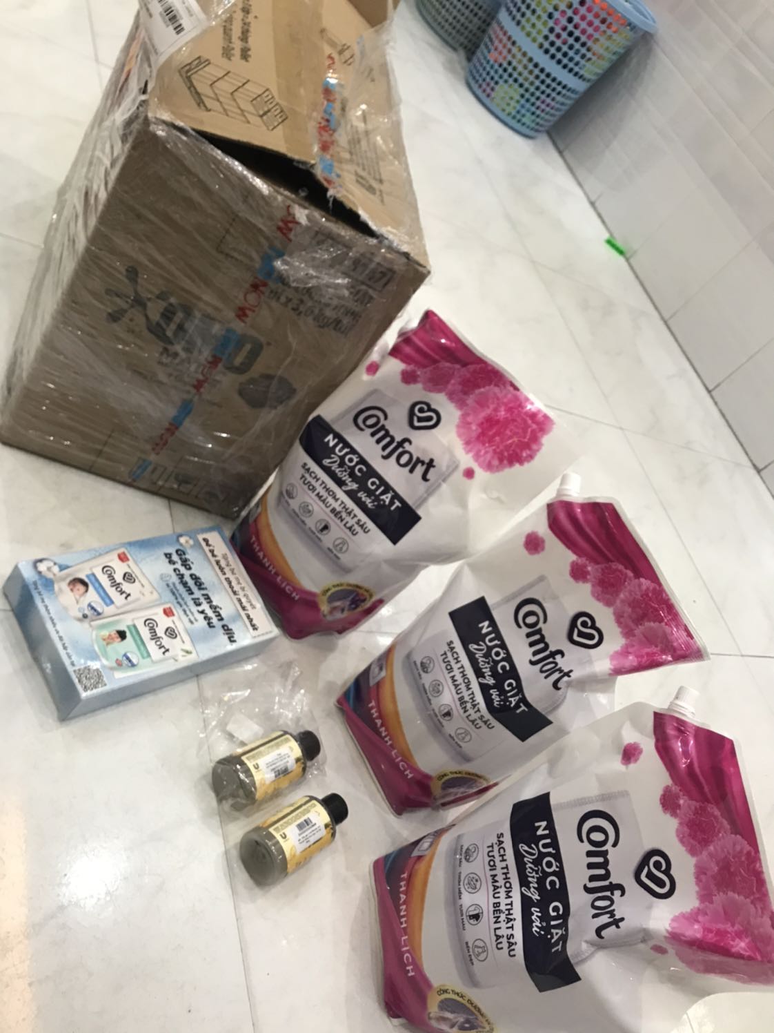 Bán hàng dối trá, kiểu treo đầu dê bán thịt ***. Hình ảnh 1 bịch tặng bộ đôi comfort và nước rửa mặt. Mua 3 bịch lại tặng 1 bộ (như hình). Đơn hàng thứ 2, ko có hàng hàng khuyến mãi.