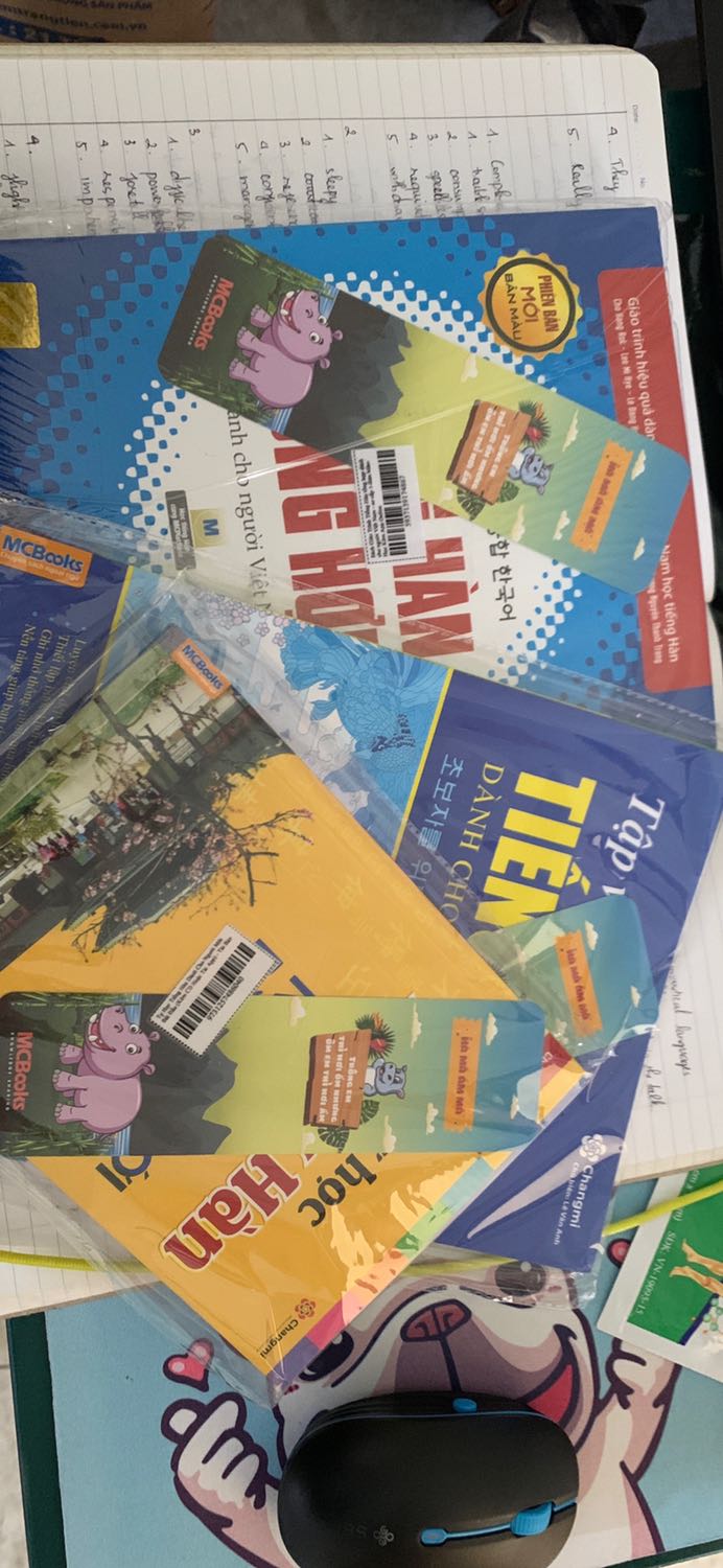 Giao lâu quá. Chờ mòn mỏi 😢😢😢. Sách siêu đẹp siêu thích in đều màu rõ nét. Được tặng bookmark hà mã cute qué