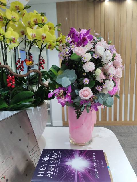 Mình đọc review cuốn này được mong chờ nhất trong bộ 3 cuốn của tác giả Barbara Ann Brennan nên Tiki giảm sâu là mua ngay. Cuốn sách này có tính khai trí, Tất cả những gì chúng ta cần để chữa lành là ánh sáng và nhân ái và Barbaea quả là đã thấu hiểu chân lý ấy. Cuốn sách gần 900 trang này đưa chúng ta đến với những chiều sâu mới của tri thức chữa lành.