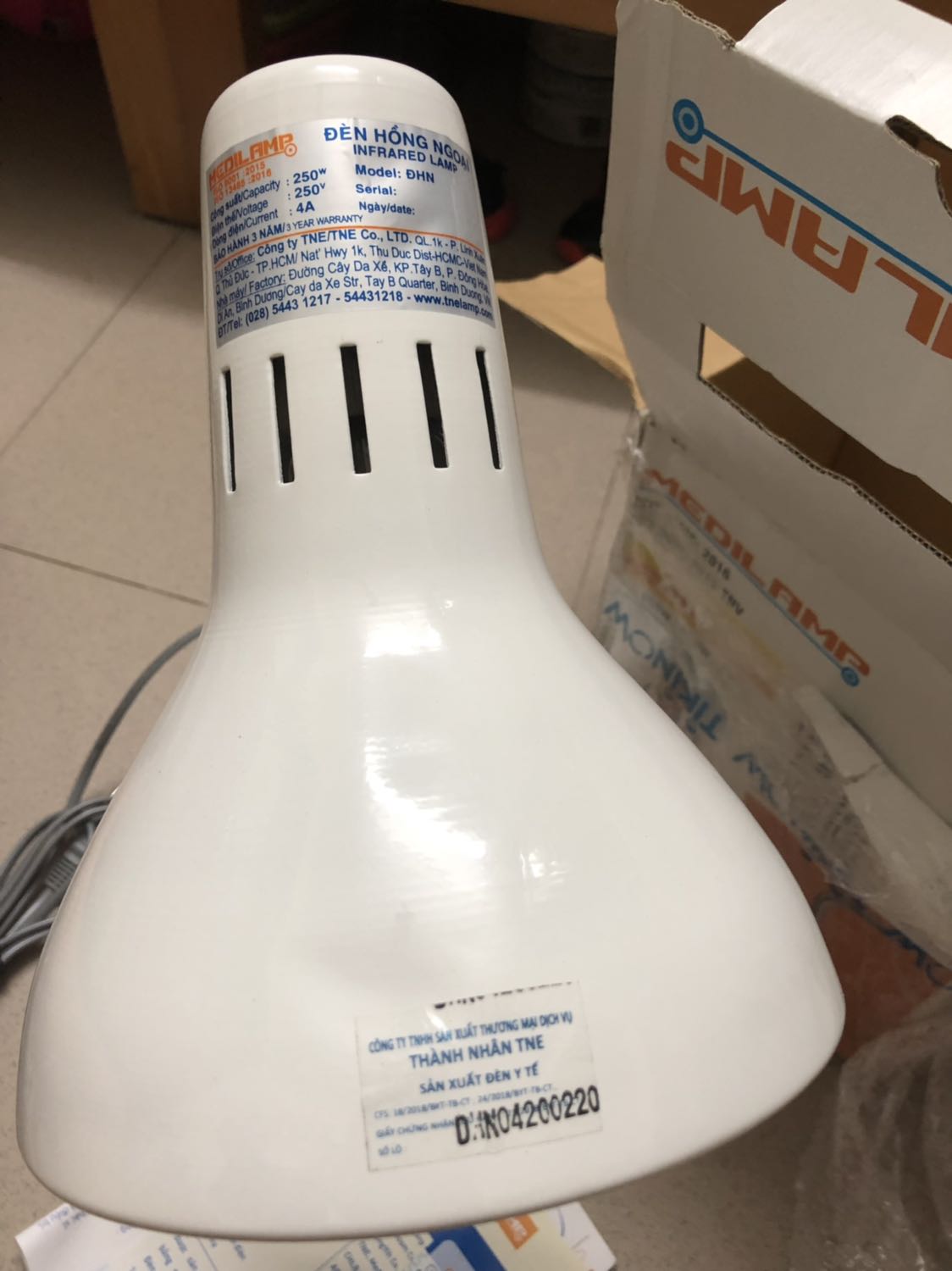 Vừa nhận dk hàng là đèn dễ vỡ mà chẳng gói cẩn thận gì cả chỉ có 1 lớp ni lông mỏng quấn quanh hộp 
Theo như dự đoán của mjh thì chắc nó sẽ méo và nó méo thật lồi lõm vài chỗ 
Cảm thấy k hài lòng về lần mua hàng này 
Bảo hành của nhà sản xuất là 3 năm Vừa nhận dk hàng là đèn dễ vỡ mà chẳng gói cẩn thận gì cả chỉ có 1 lớp ni lông mỏng quấn quanh hộp 
Theo như dự đoán của mjh thì chắc nó sẽ méo và nó méo thật lồi lõm vài chỗ 
Cảm thấy k hài lòng về lần mua hàng này 
Bảo hành của nhà sản xuất là 3 năm