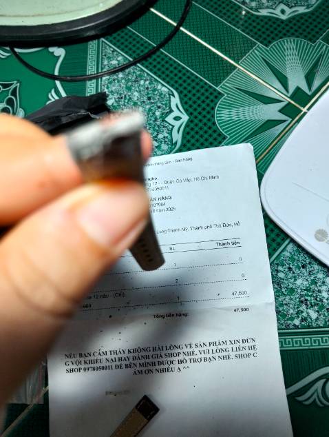 Sản phẩm bị mục, vừa đụng vào rơi từng miếng ra. Mọi người né shop này ra nhé.