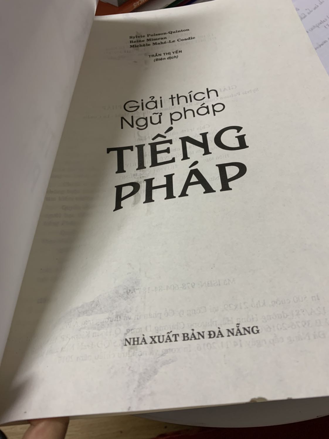 Nội dung sách tốt xứng 5 sao, rất chi tiết về các cấu trúc ngữ pháp từ cơ bản đến trung cấp. 3 sao cho chất lượng giấy - rất là mỏng. 2 sao cho đơn vị bán sách ở Hà Nội - gửi sách nhìn rất giống bị chuột gặm 32 trang đầu. Cảm ơn tác giả và dịch giả, cuốn sách rất cần trong tủ sách nghiên cứu pháp ngữ.