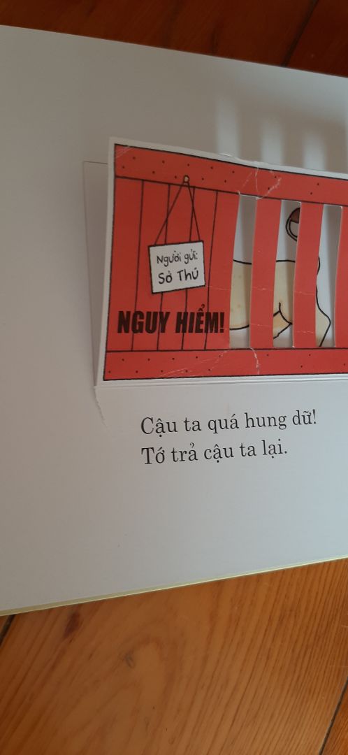 Truyện vừa nhận mà đã bị rách phần lật giở, mép bị trầy xước sẵn