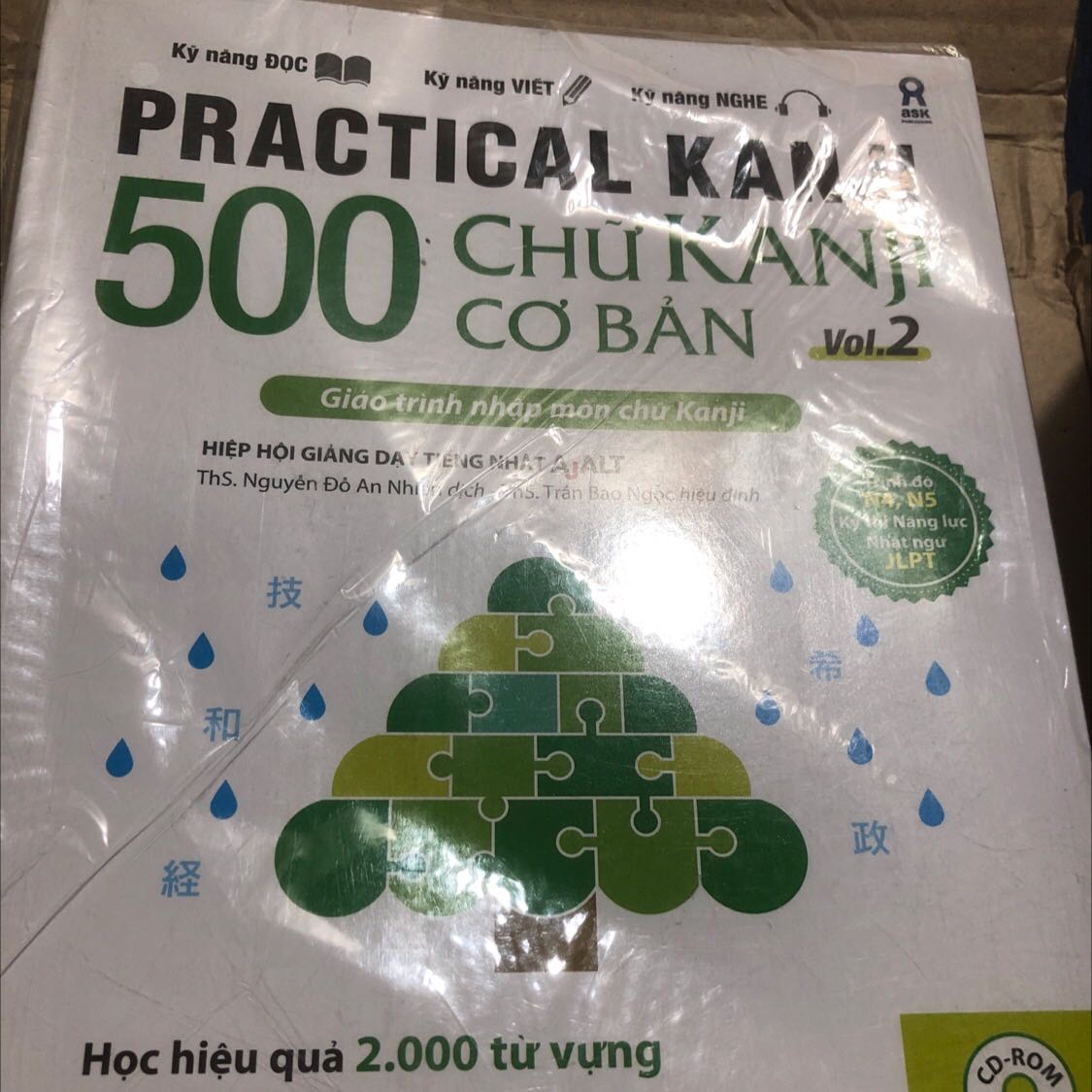 Giao đúng hẹn, sách ổn, chỉ có điều cuốn vol 2 hơi bung keo đằng sau nhưng đối với mình thì không phải lỗi quá đáng lắm. Săn sale nên giá rất ổn ❤️