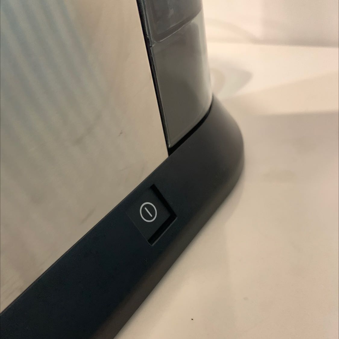 Pros: Đóng gói cẩn thận + giao nhanh + pha cafe ngon. 
Cons: thực sự thất vọng về nút bật/tắt của máy. Mấy ngày đầu ấn 1 phát là nút thụt vào + máy chạy luôn. Sử dụng được 1 tuần sau là phải giữ nút tầm 15-20 giây thì nút mới thụt vào như ảnh 2. Chắc sau dịch phải đi kiểm tra lại... thực sự thất vọng!

Ngoài vấn đề về nút bật/tắt thì tất cả đều ngon lành cành đào