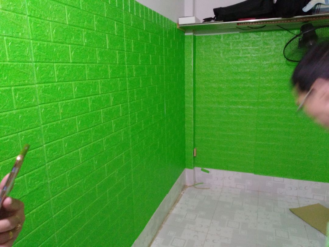 Về sản phẩm thì màu như hình xốp dày 0.4.Về giao hàng thì ở Hà Nội nên 3,4 ngày.Đóng gói thì quá tệ k có chêm thêm xốp hay bọc kín để khỏi bị rách hoặc gãy góc .Tóm lại thì ok chỉ rách 1 tí 2 tấm