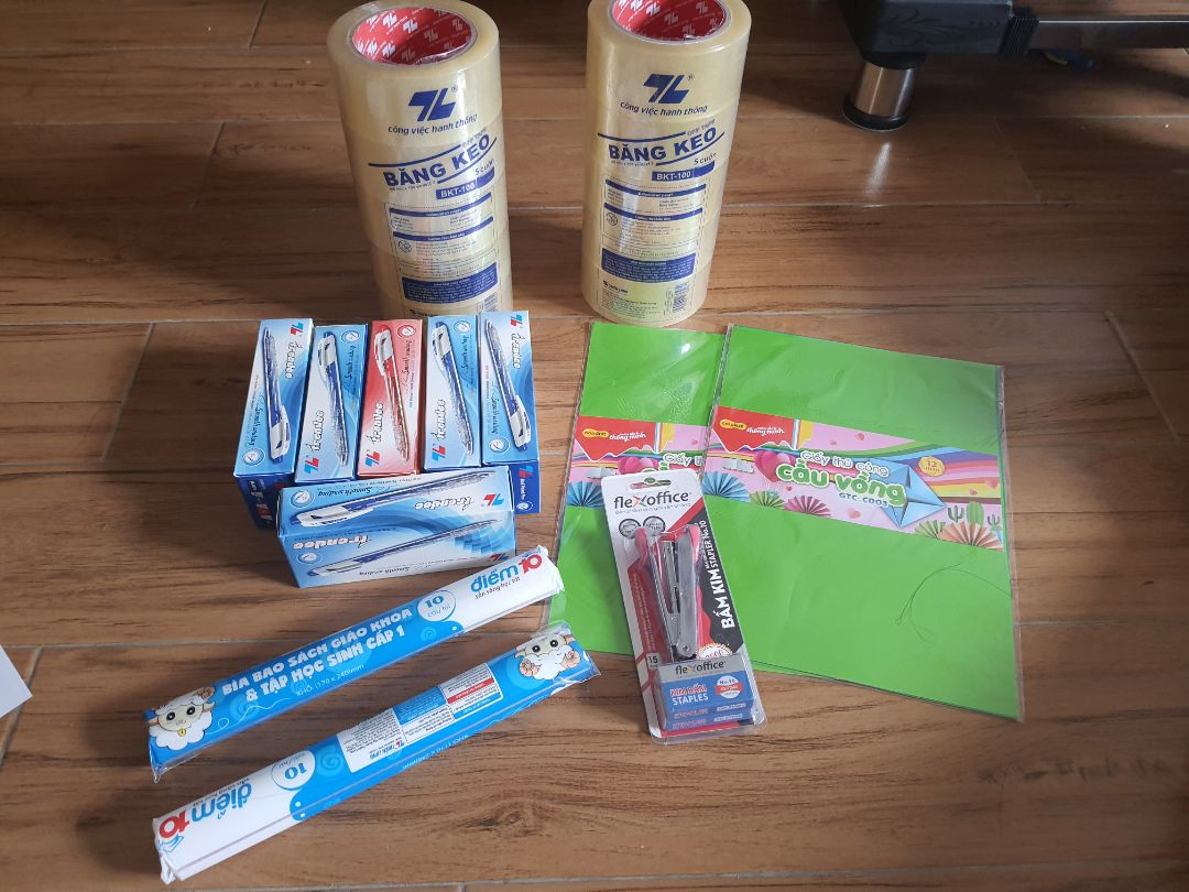 Bên nhà bán giao cho tối thiếu hàng.Đặt 10 phần mà chỉ giao 2 phần.
Khi đó tôi nhận hàng vào ngày 7/10/2021 và tôi phát hiện ra thì tôi đã liên hệ bên tổng đài để hỗ trợ.Những gì tôi được đó là bên họ sẽ ghi nhận lại và liên hệ nhà bán cũng như thu hồi hàng và hoàn tiền,họ cũng yêu cầu tôi đừng sử dụng bất kỳ sản phẩm nào trong đơn để họ có thể thu hồi.
Tới tận ngày 9/10,tôi đã tự chủ động gọi điện bên tổng đài để biết học xử lý thế nào rồi khi  mà bên họ không chủ động liên hệ tôi.Nhưng  câu trả lời của 2 cuộc gọi này lại giống y hệt như những gì vào ngày 7/10.Thế là tôi yêu cầu rằng hỏi phải cho tôi biết chính xác thơi gian để tôi nắm rõ thì họ nói là 48 giờ.
Tôi hy vọng rằng bên tiki sẽ xử lý nhanh chóng còn không tôi sẽ đến tận văn phòng đại diện để làm việc.

Qua điều này, tôi muốn các bạn là người mua phải thật thận trọng vì nhà bán này rất gian dối,cũng như bên tiki có năng lực xử lý rất kém.Các bạn không nên bị như tôi.

Và tất nhiên là nếu như tiki giải quyết vụ viccjw này hợp lý thì tôi sẽ ghi lại tất cả cách xử lý của tiki lại vào đánh giá này.