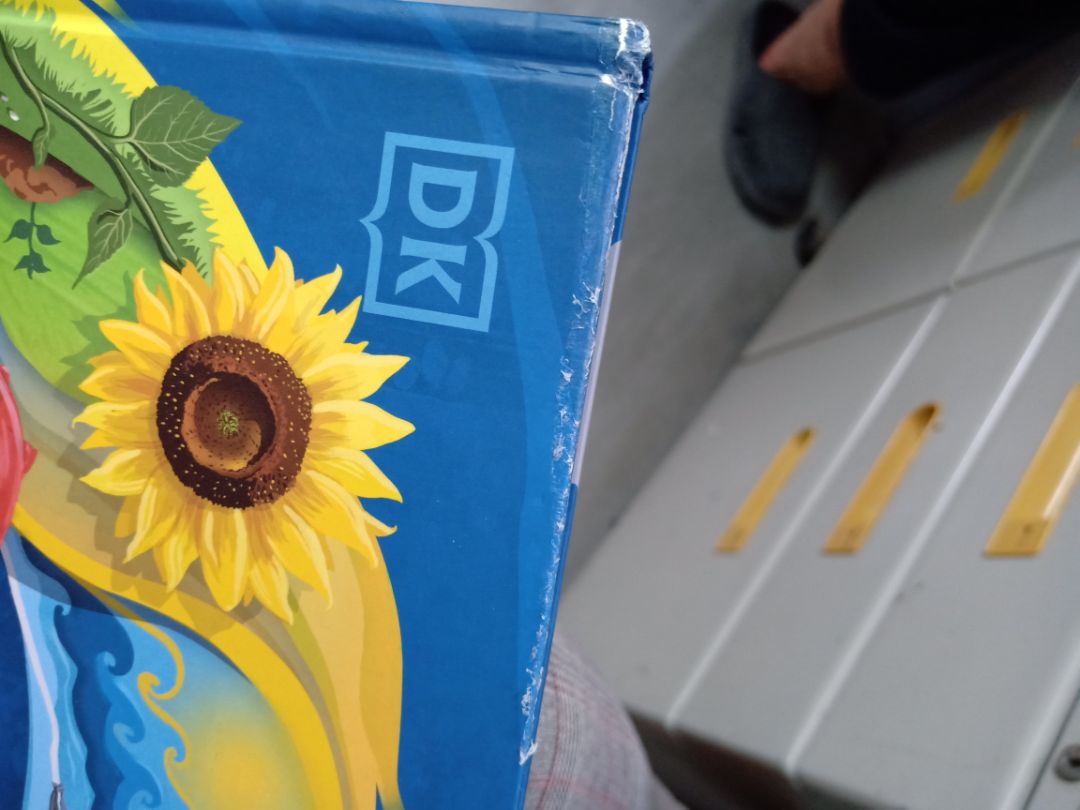 sách bị móp, dễ rách giấy ở gốc trang, sai nội dung Hệ mặt trời, còn lại ổn, màu sắc đẹp.