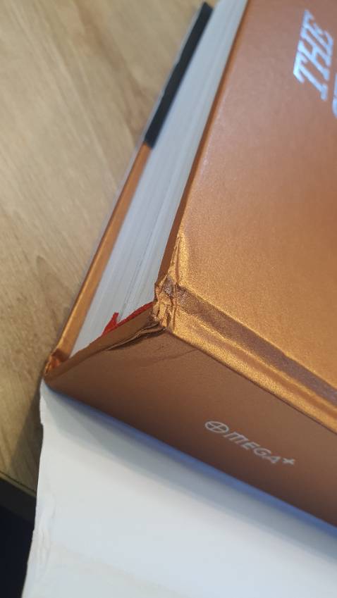 Sách bị móp méo gáy như đã từng bị rơi, có thể do bảo quản hay vận chuyển. Sách to, dày, nặng mà không có bọc chống sốc, chỉ nhét túi bóng mỏng rồi cho vào hộp giấy thông thường (trong khi có lần mua mấy cuốn mỏng nhẹ thì cuốn chống sốc kĩ càng). Sách quý như vậy mà Tiki làm ăn cẩu thả. Quá tệ.