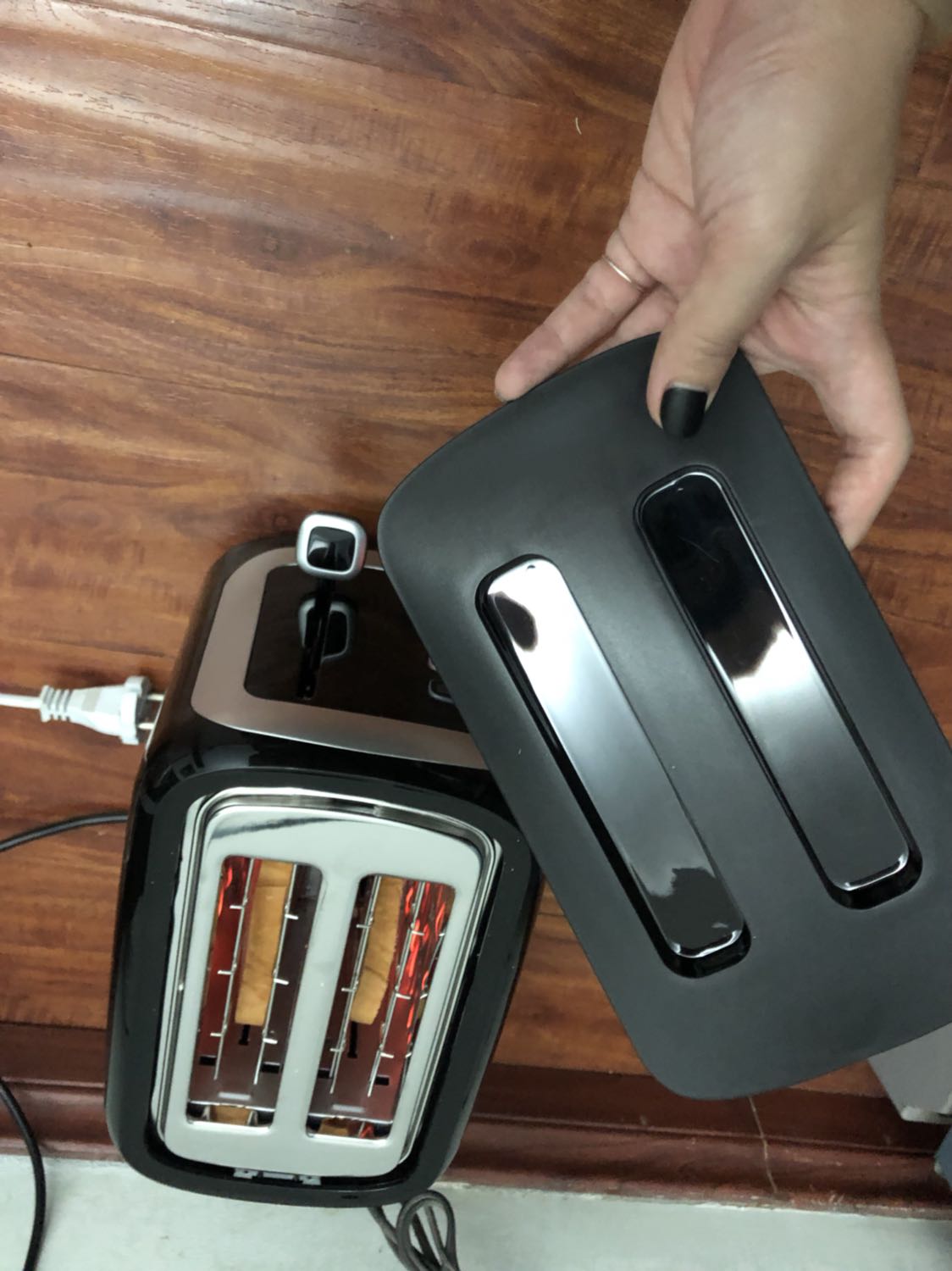 Máy nướng bánh ngon lắm ý. Có nắp, có khay đựng vụn bánh. Bánh e nướng mức 3. Rất là vừa miệng. Ăn bánh mì không cũng thấy ngon nữa. Đặt hàng t3, t6 nhận được hàng rồi. Em vẫn đánh giá là giao nhanh. 
Trước mắt sản phẩm khá là ưng cái bụng. E vote 5 sao.